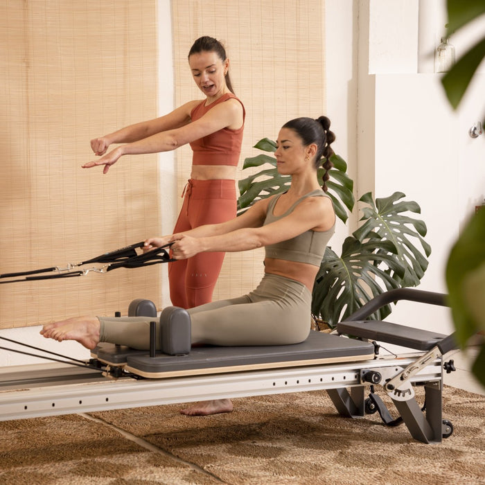 Mentor Reformer – Professionel pilatesmaskine med mini tower, justerbar fodstøtte og komplet tilbehør