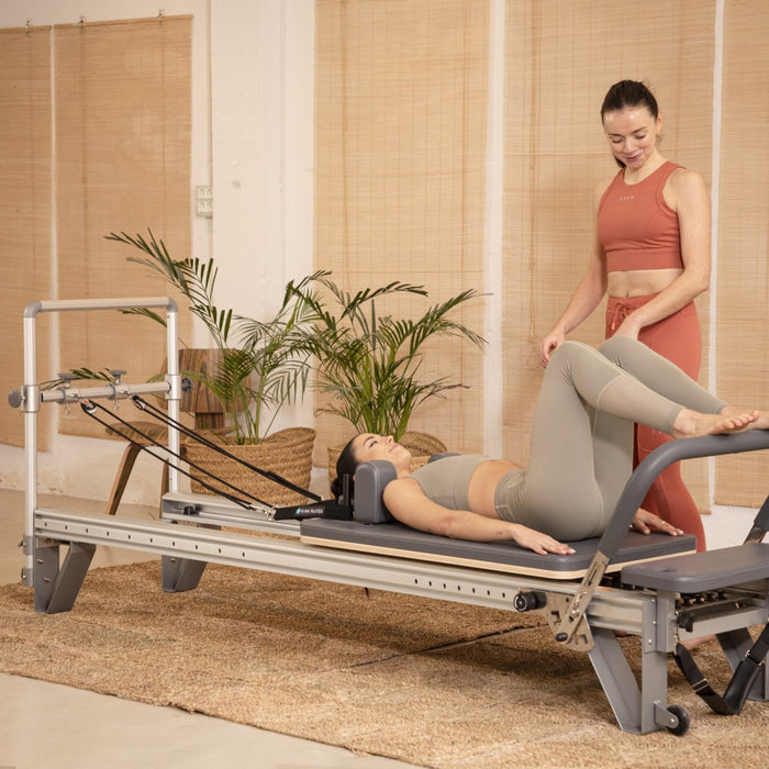 Mentor Reformer – Professionel pilatesmaskine med mini tower, justerbar fodstøtte og komplet tilbehør